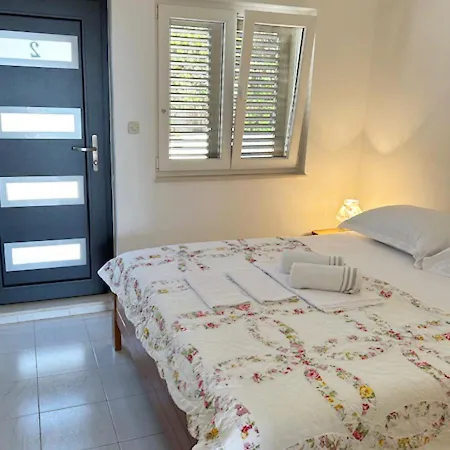 דירה Murter Inn מורטר